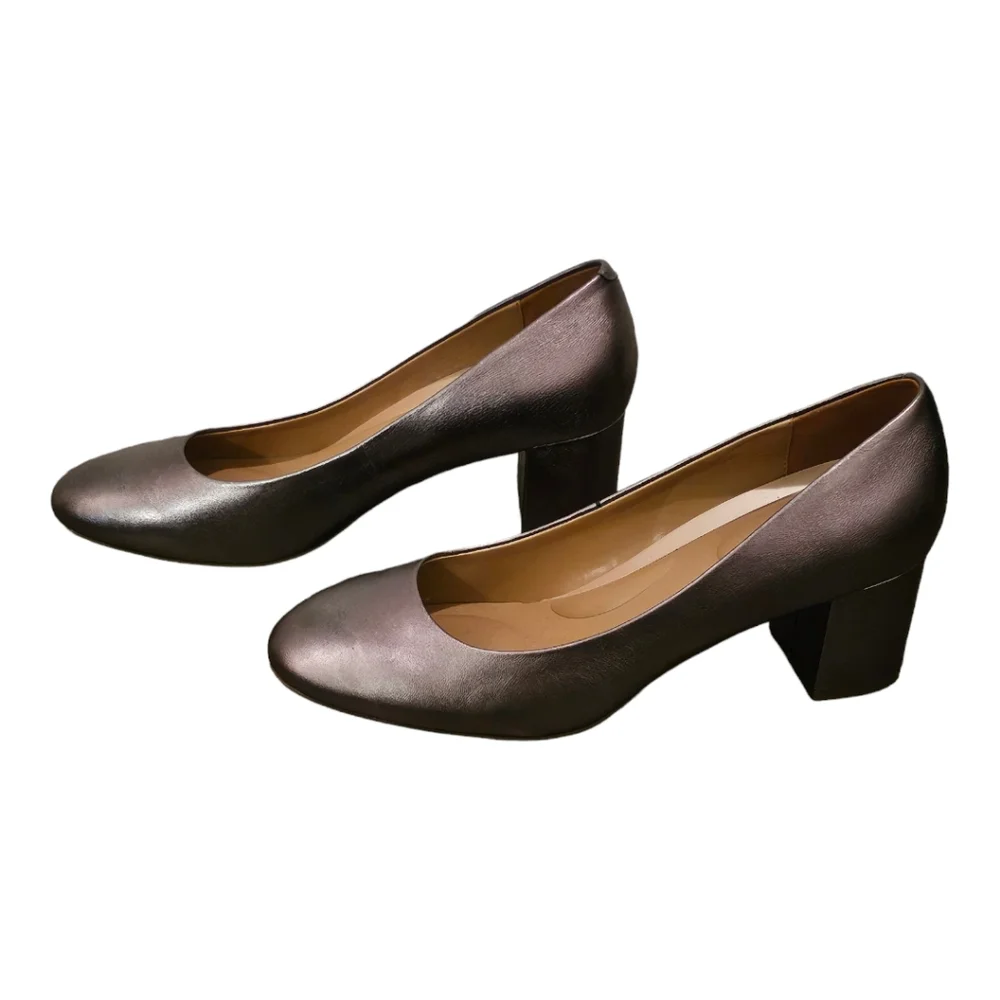 AEROSOLES step into